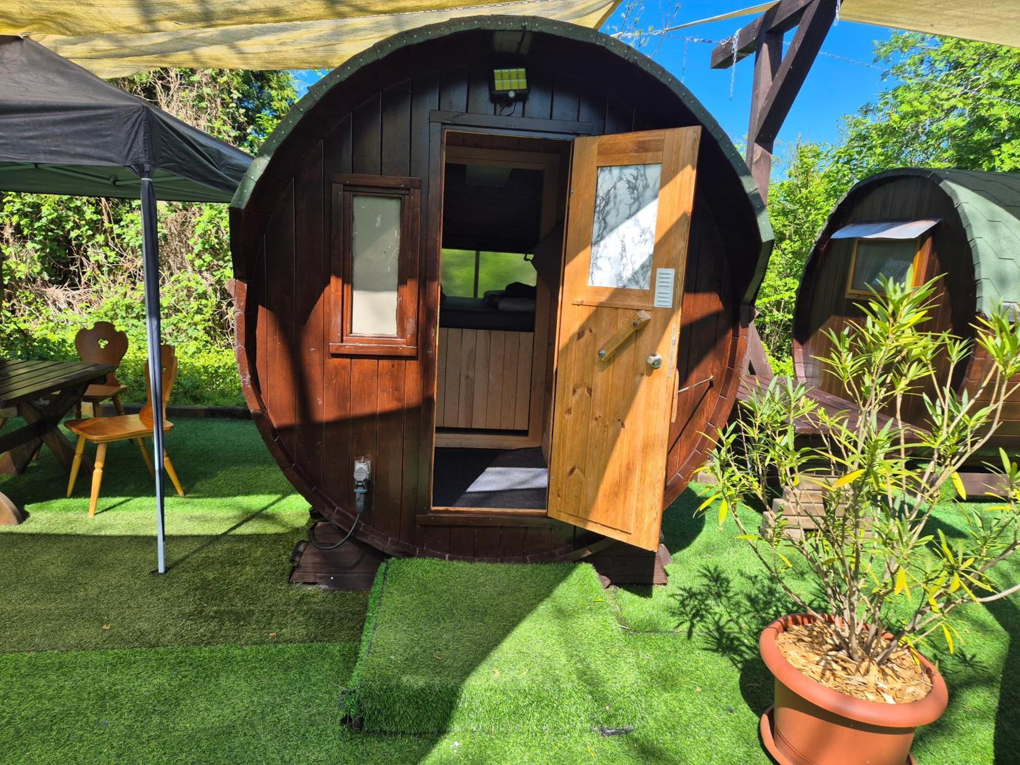 Mini Hotel Uebernachten Im Gurkenfass リュベナウ エクステリア 写真